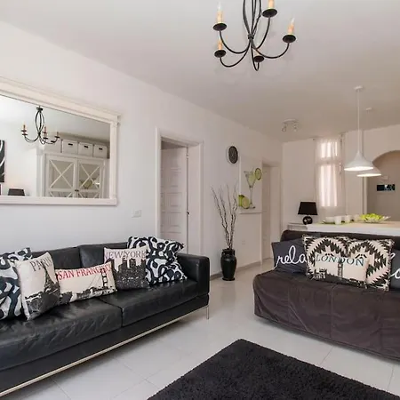 Beautiful 1 Bedroom Apartment. Communal Pool Appartement